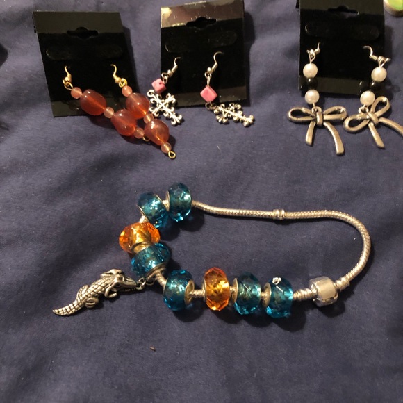 Lot of 15 pair of handmade earrings and one European style bracelet. - Picture 7 of 7